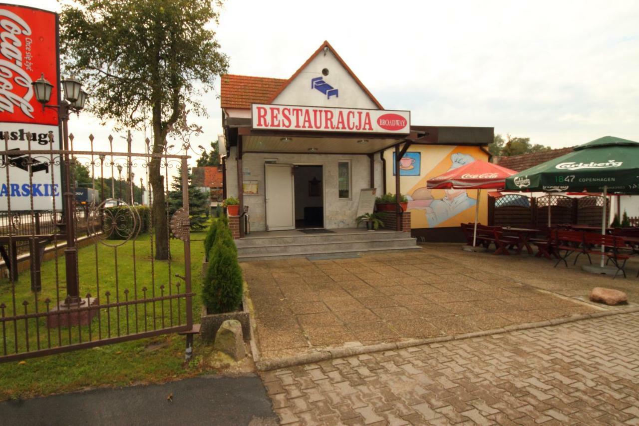 Restaurant & Hostel "Broadway" Kliniska Exteriér fotografie